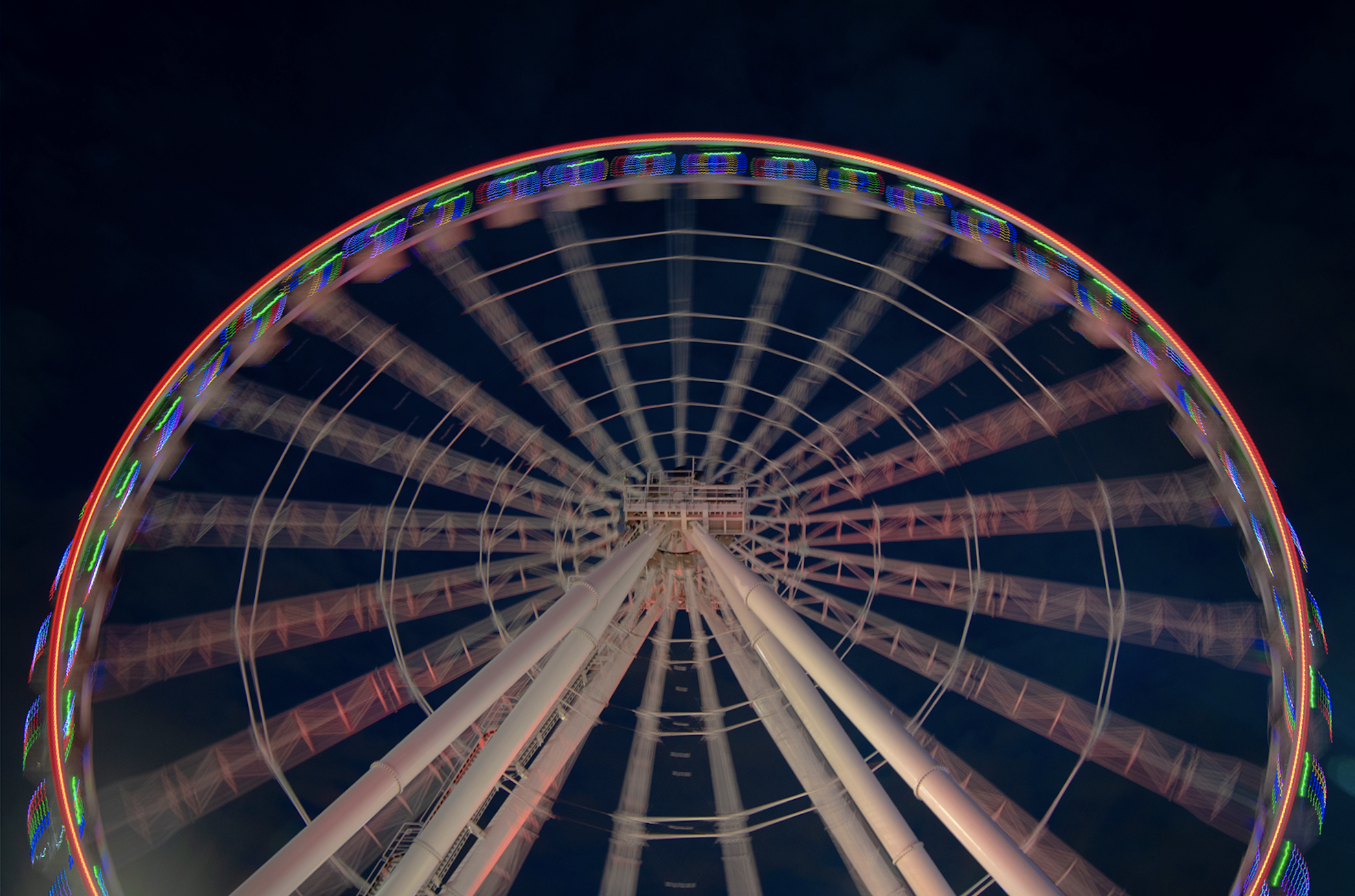 Picture of a ferris wheel in movement